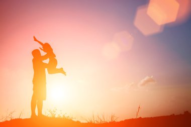 Baba ile kızının oynarken silüeti