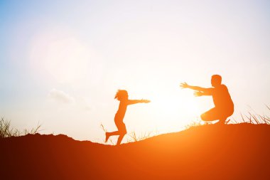 Baba ile kızının oynarken silüeti