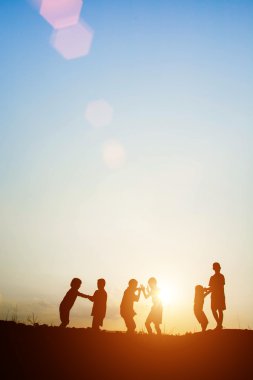 Çocuklar yaz gün batımı mutlu zamanında oyun