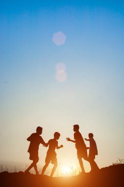 Çocuklar yaz gün batımı mutlu zamanında oyun