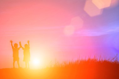 Çocuklar yaz gün batımı mutlu zamanında oyun