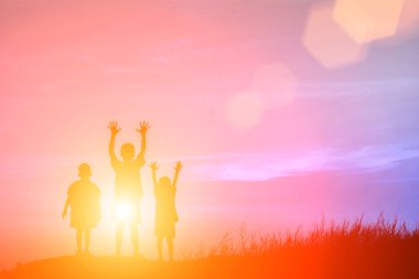 Çocuklar yaz gün batımı mutlu zamanında oyun