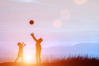 gün batımında futbol oynayan çocuklar. siluet kavramı