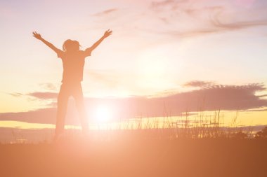 güzel bir kız atlama silüeti .