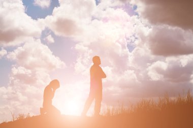 Çift silueti ilişkiyi bitiriyor.