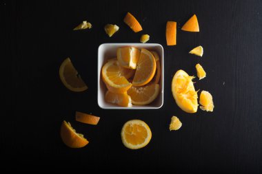 Portakal siyah arka plan üzerine dilimlenmiş