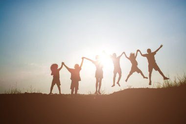 Siluet çocuklar yaz gün batımı mutlu zamanında oyun