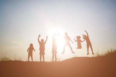 Siluet çocuklar yaz gün batımı mutlu zamanında oyun