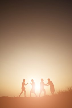 Siluet çocuklar yaz gün batımı mutlu zamanında oyun