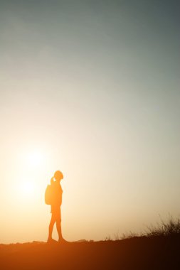 Yürüyüş seyahat etmek sırt çantası kadınla siluet