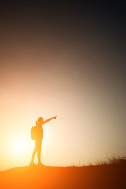 Yürüyüş seyahat etmek sırt çantası kadınla siluet