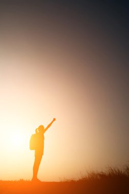 Yürüyüş seyahat etmek sırt çantası kadınla siluet