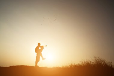 Günbatımında geri siluet iki çocuklar yolculuk