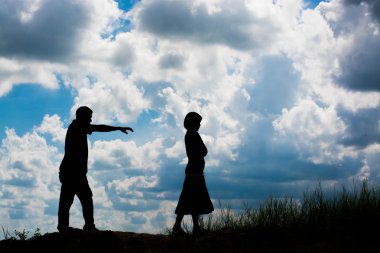 Çift silueti ilişkiyi bitiriyor.