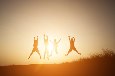 Siluet çocuklar yaz gün batımı mutlu zamanında oyun