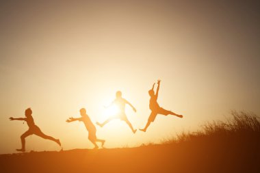 Siluet çocuklar yaz gün batımı mutlu zamanında oyun
