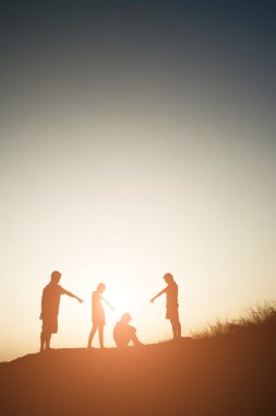 Siluet çocuklar yaz gün batımı mutlu zamanında oyun