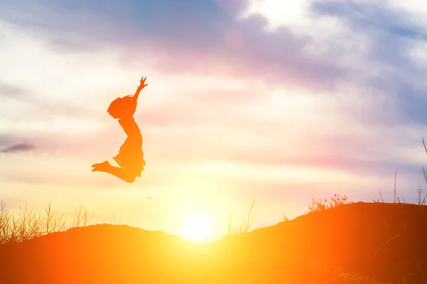 Silueta Chica Saltando Momentos Más Felices —  Fotos de Stock