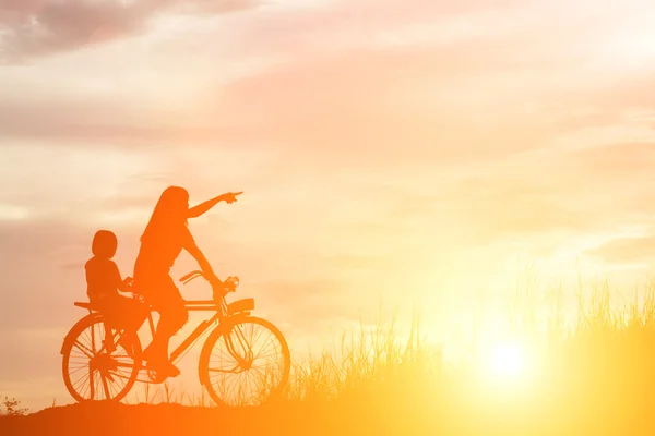 Sylwetka, matka i Córka, jazda na rowerze w zachód słońca happy time — Zdjęcie stockowe