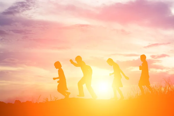 Niños jugando en verano atardecer tiempo feliz — Foto de Stock