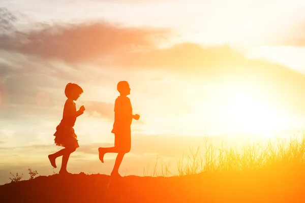 Silhouet van jongen en meisje met — Stockfoto