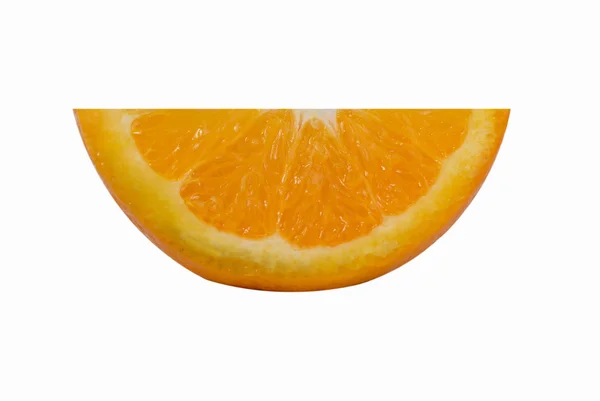 Sneetje vers oranje fruit geïsoleerd op witte achtergrond — Stockfoto