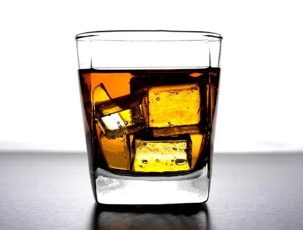 Whiskey en vaso con hielo —  Fotos de Stock