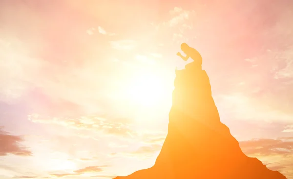 Silhueta de mulher orando sobre fundo céu bonito — Fotografia de Stock