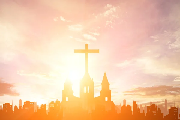 Iglesia Cristiana Silhouette en el centro de la ciudad, concepto de religión — Foto de Stock