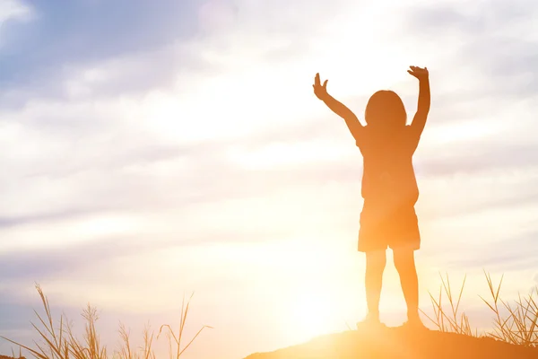 Little Girls his hand to show gladness and happiness at sunset . — Stock Photo, Image