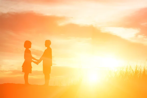 Erkek ve kız, gün batımı, romantik sahne siluet ve conce seviyorum — Stok fotoğraf