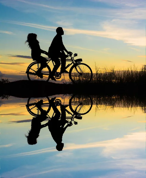 Siluet Çift sürüş Bisiklet mutlu zaman günbatımı — Stok fotoğraf