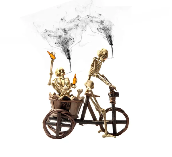 Esqueleto conduciendo borracho y humo . — Foto de Stock