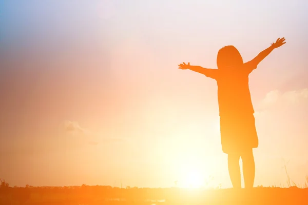 Meninas sua mão para mostrar alegria e felicidade ao pôr do sol  . — Fotografia de Stock