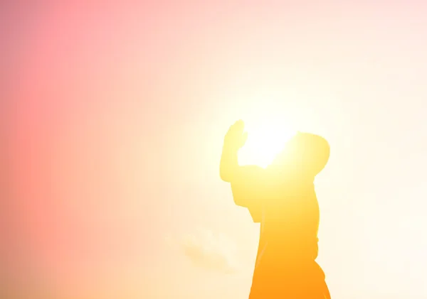 Silhouette des Jungen beten, dass es Hoffnung gibt. — Stockfoto