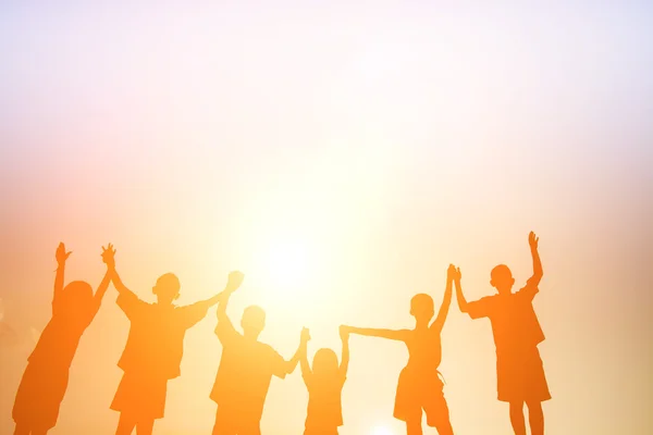 Kinder spielen im Sommer Sonnenuntergang glückliche Zeit — Stockfoto