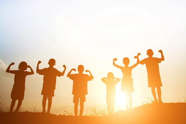 Niños jugando en verano atardecer tiempo feliz — Foto de Stock