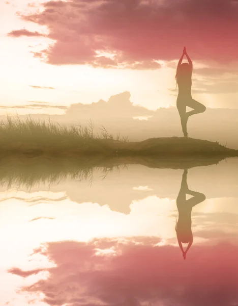 Silueta de Yoga al aire libre sobre la naturaleza con reflejo de agua —  Fotos de Stock