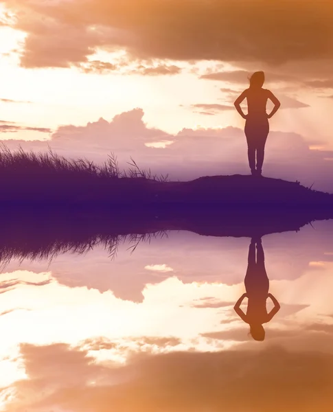 Silhouet van de vrouw staan op het veld tijdens mooie — Stockfoto