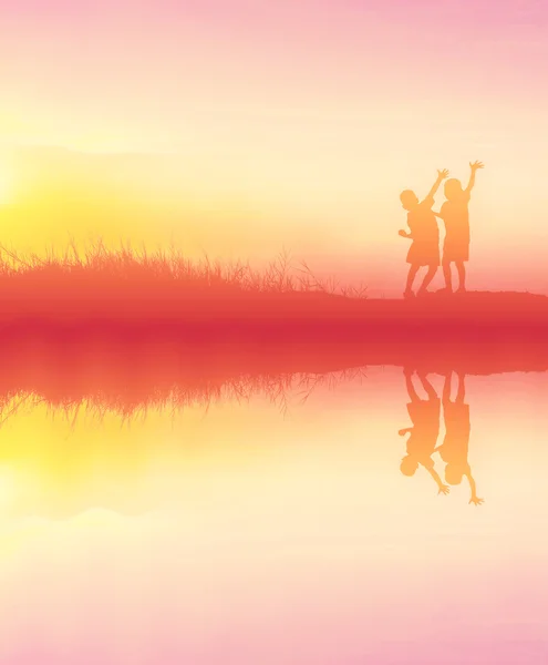 Silhouette lekande barn lycklig tid i solnedgången med vatten refl — Stockfoto