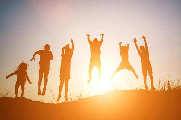 Παιδιά που παίζουν στην ηλιοβασίλεμα ευτυχισμένη στιγμή καλοκαίρι — Φωτογραφία Αρχείου