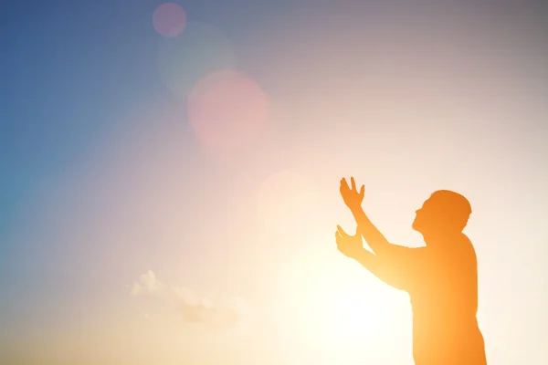 Silhouet van man bidden is er hoop. — Stockfoto