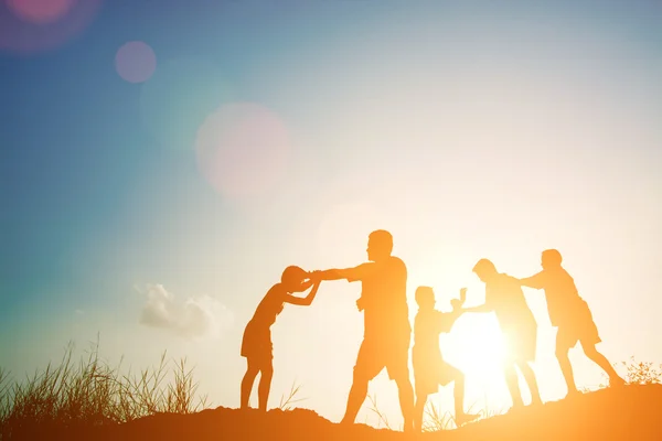 Kinderen spelen op zonsondergang gelukkig zomertijd — Stockfoto