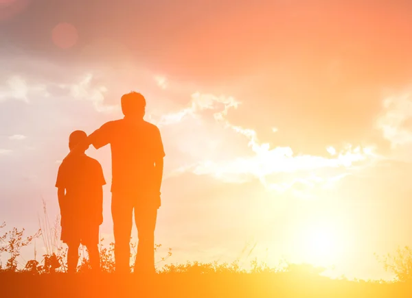 Vater und Sohn auf der Suche nach einem zukünftigen Silhouettenkonzept — Stockfoto