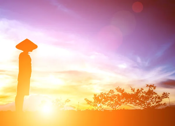 Ledsen flicka stående solnedgång, silhouette koncept — Stockfoto