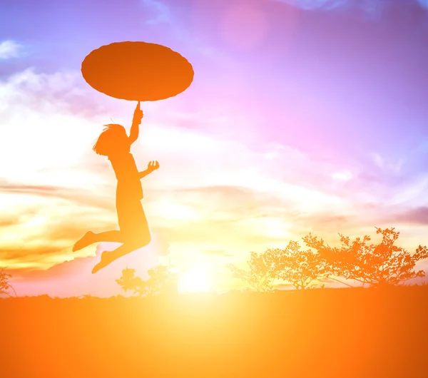 Маленька дівчинка тримає парасольку, щаслива стрибає на красивій да — стокове фото