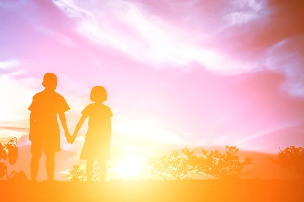 Niño de la mano Chica En un hermoso día. Concepto de silueta — Foto de Stock