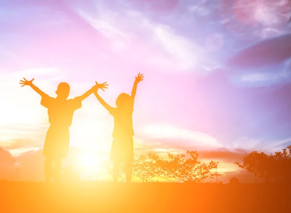 Bruder und Schwester Silhouette, Momente der Freude des Kindes. auf der — Stockfoto