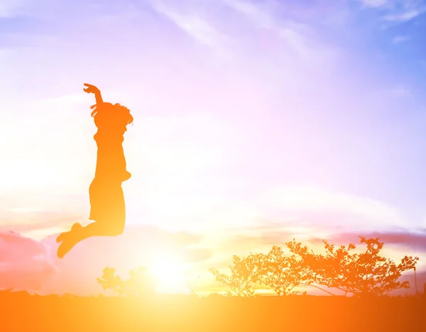 Menina saltando para o céu e tendo tempo feliz, silhueta con — Fotografia de Stock