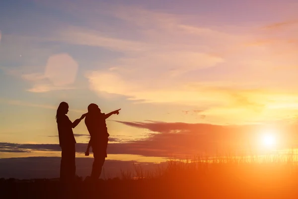 Silhueta de uma família feliz e pôr do sol tempo feliz — Fotografia de Stock